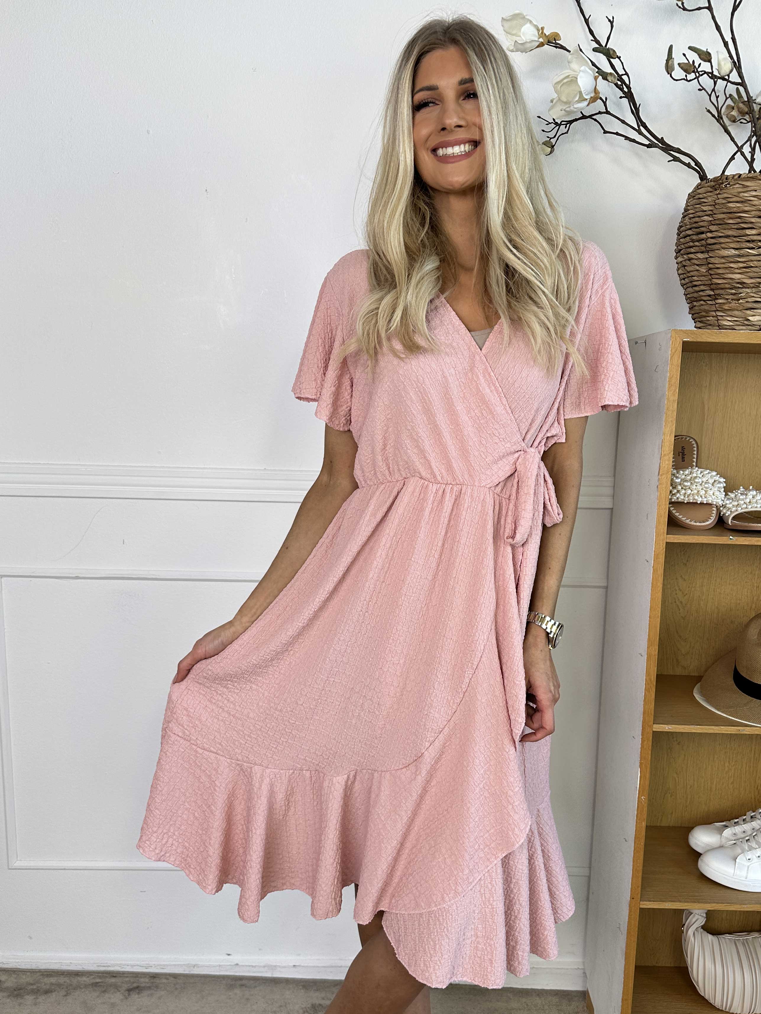 Eliana - Söt omlottklänning med volanger